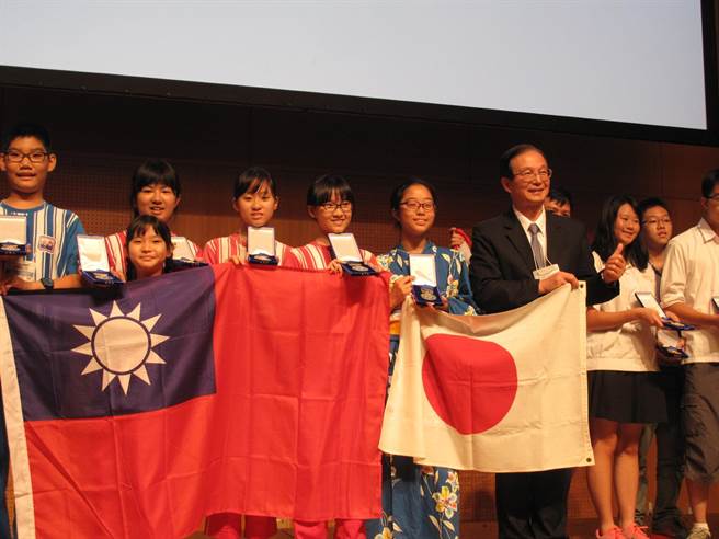 前教育部長吳清基頒發「運動育樂」類別獎項，台灣爭奪佳績。（圖／台師大提供）