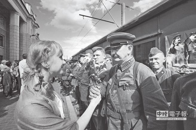 2011年6月在白俄羅斯布列斯特，來自俄羅斯、烏克蘭等國的軍事迷身穿蘇聯軍服，參加衛國戰爭紀念。1941年6月22日，德國撕毀《蘇德互不侵犯條約》，是所謂蘇聯衛國戰爭。（新華社）