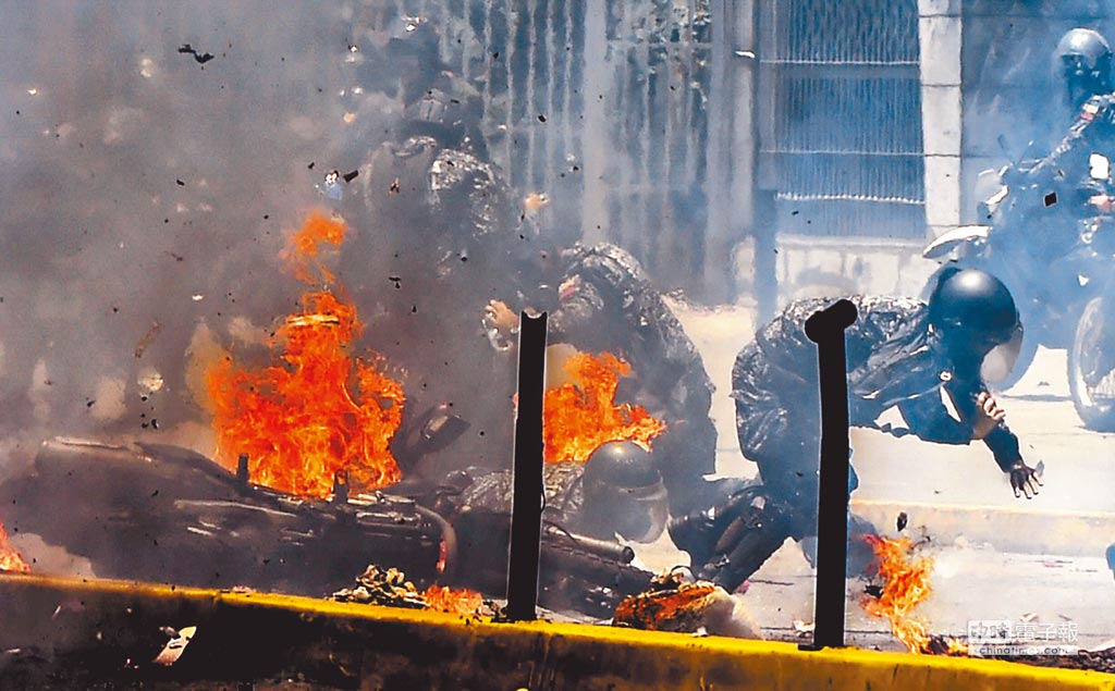 委內瑞拉街頭暴動。首都卡拉卡斯7月30日爆發反制憲會議示威，鎮暴部隊向抗議群眾發動攻擊，結果遭到反擊。（法新社）