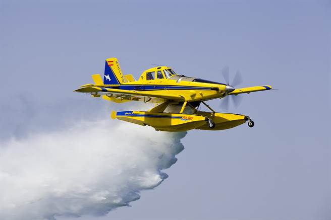 AT-802的消防型，採用水上飛機的浮桶來汲水。(圖/Air Tractor)