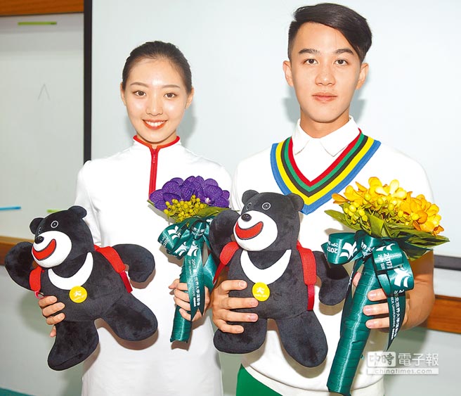 台北世大運組委會昨展示吉祥物與頒獎的捧花，聚合台灣在地原創能量及正體中文之美，為前來參賽的選手們增添榮耀。（季志翔攝）