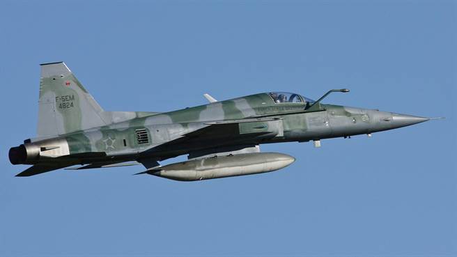 巴西空軍的F-5EM，加裝了機背預警天線和空中加油管。(圖/rhk111)