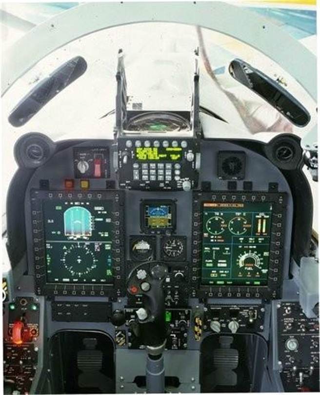 F-5E在座艙升級後的樣子，有抬頭顯示器，和2具多功能顯示器，使飛行員可以更容易的駕駛。(圖/網路)