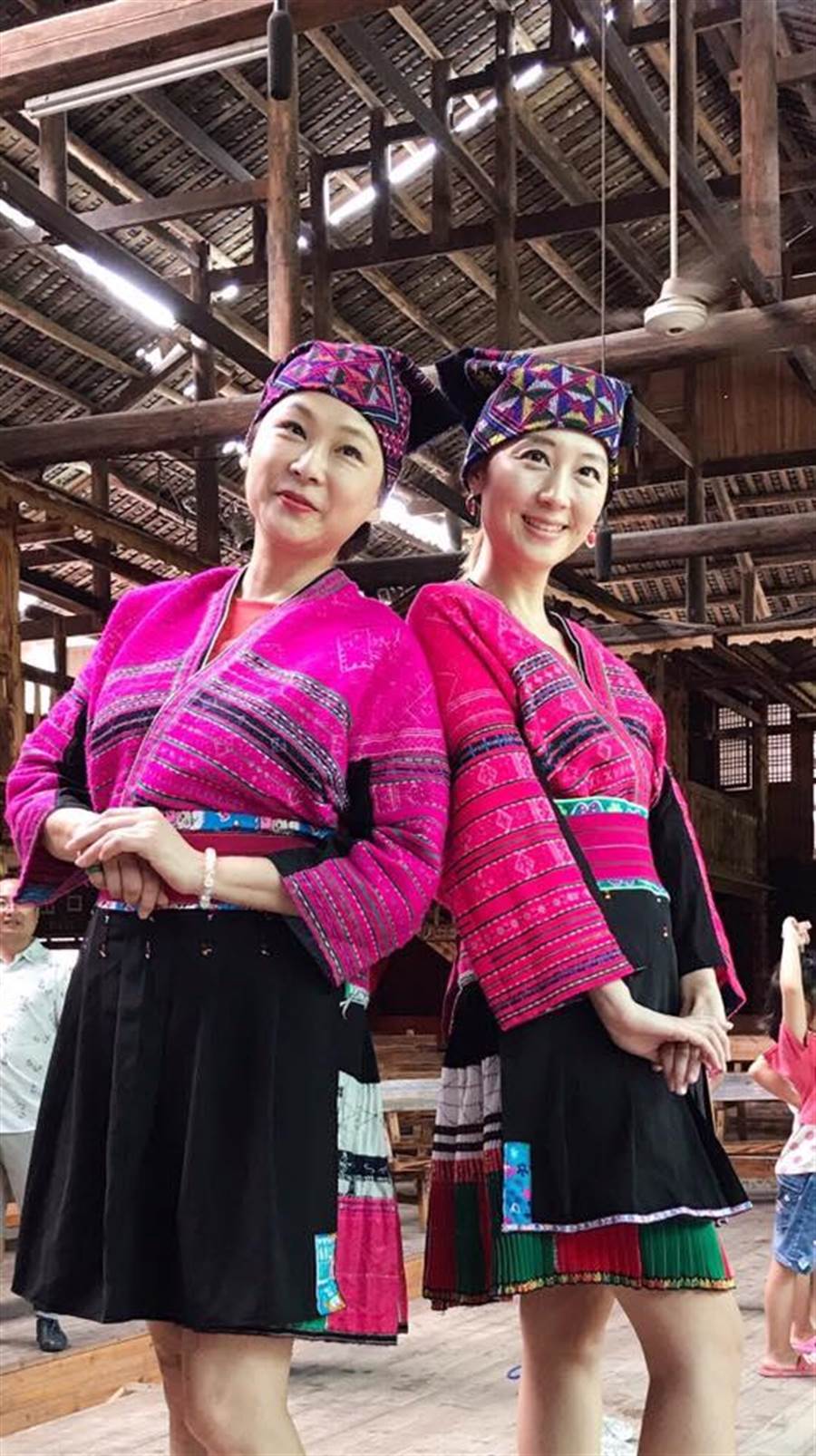 月麗（左）穿上瑤族傳統服飾，與族人開心歌舞。（圖／weilit提供）