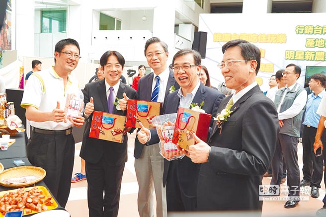 台南市長賴清德（左二）與前行政院長張善政（左三）相見歡。（台南市研考會提供）