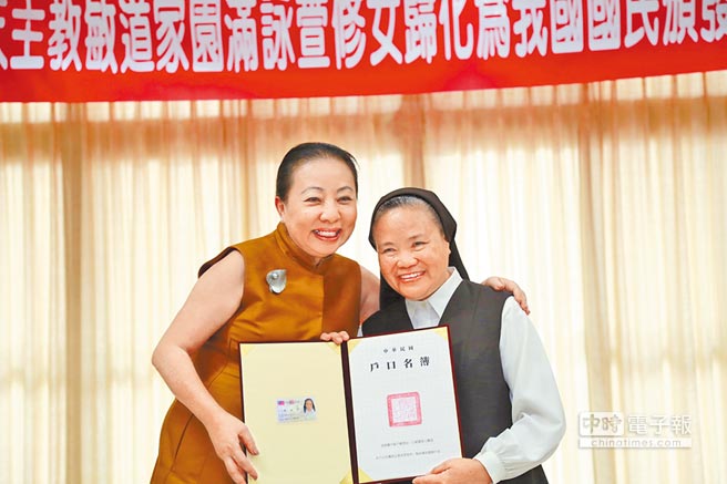 敏道家園的滿詠萱修女奉獻公益（右），居台長達27年，4日獲頒中華民國身分證，由嘉義縣長張花冠（左）頒發。（余信賢攝）