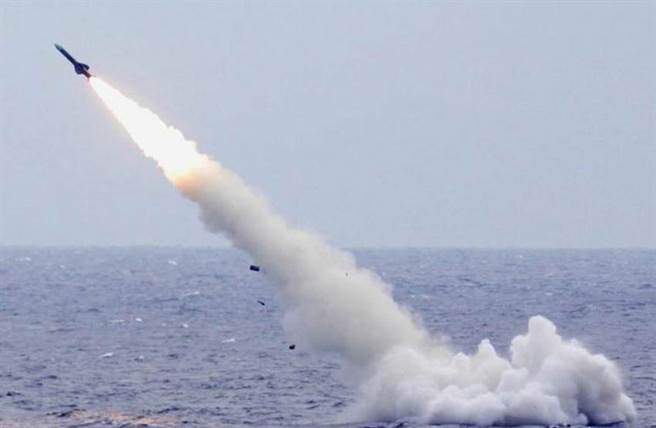 据信中国为了武装096战略核潜艇，正紧锣密鼓，准备测试巨浪-3洲际飞弹。图为中国海军潜射一飞弹的资料照。（图/中国海军）