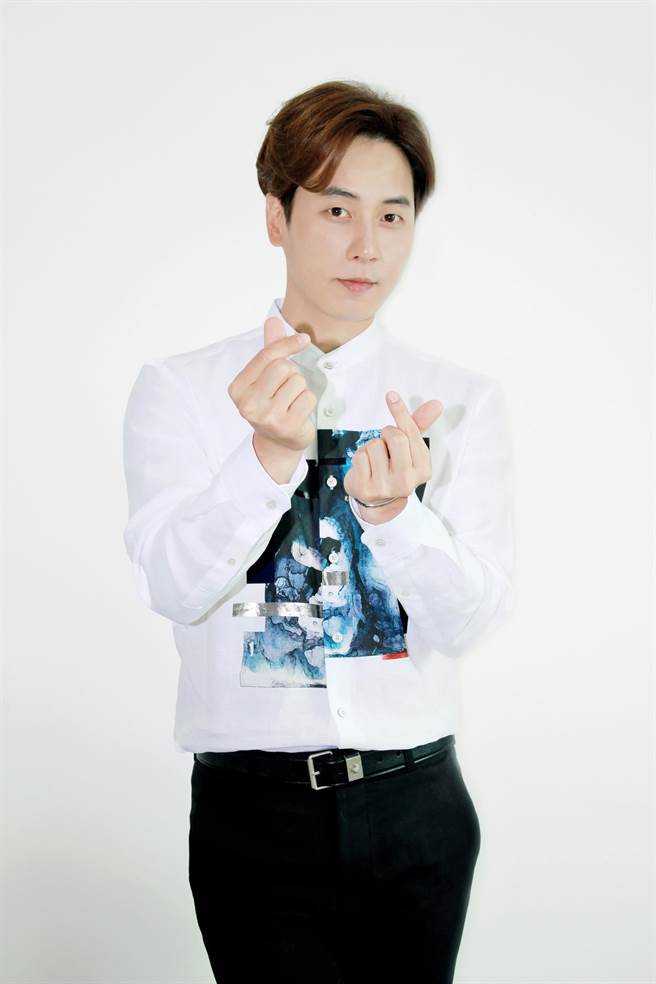 李先鎬對粉絲送愛心。（紅心字會）