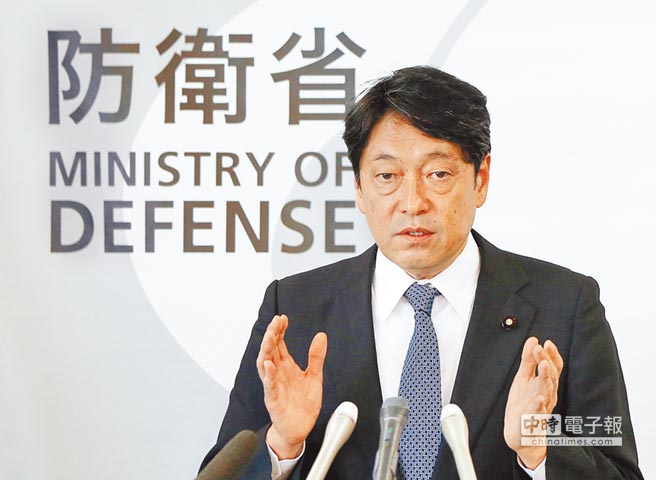 日本新任防衛大臣小野寺五典8日在防衛省舉行記者會。日本政府同日發表年度防衛白皮書，直指兩岸軍力失衡。（路透）