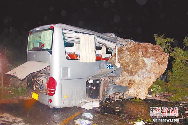 巨石砸爛遊覽車。（取自中新網）