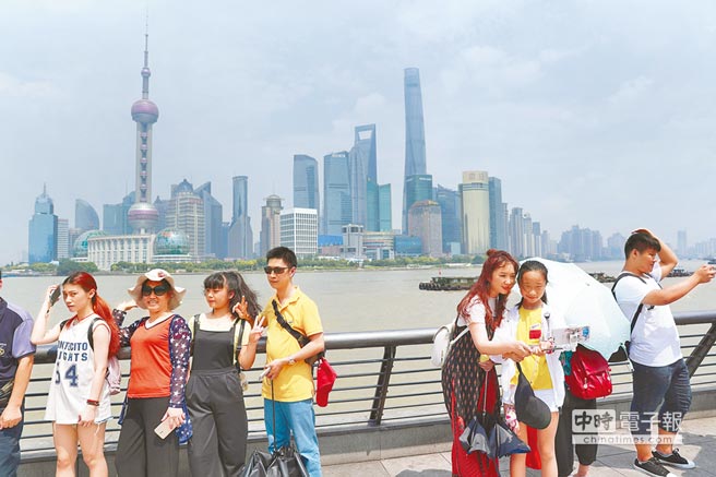 遊客在上海外灘留影。（中新社）
