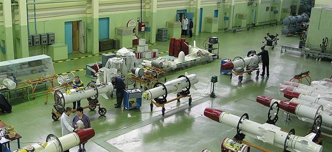 俄國戰術導彈公司生產的導彈當中，有不少至今仍是解放軍重要的裝備。圖為該公司導彈生產線。（圖／Tactical Missiles Corporation JSC網站）