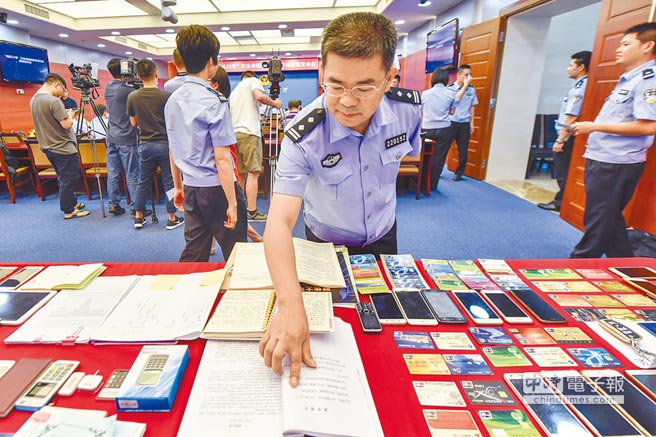7月10日，廣東省公安廳內展示掃蕩傳銷案的涉案物品。（中新社）