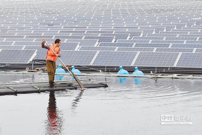河北臨西工作人員對水上太陽能設施進行巡視。（新華社資料照片）