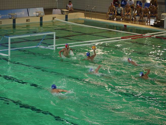 世大运水球赛，南韩持球进攻。（陈育贤摄）