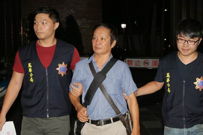 「南台灣抗暴聯盟」發言人顏才仁(中)涉嫌出手攻擊員警，21日遭拘提移送台北地檢署。(蕭博文攝)