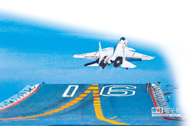 7月1日，一架殲-15艦載戰鬥機從遼寧艦滑躍起飛。（新華社）