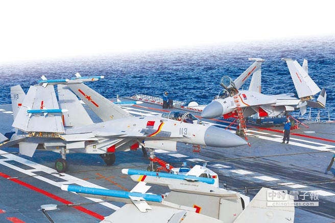 7月1日，遼寧艦官兵在飛行甲板上轉運殲-15艦載戰鬥機。（新華社）