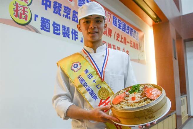 中山工商學生謝和恩，拿下第47屆全國技能競賽中餐烹飪金牌。（林宏聰攝）