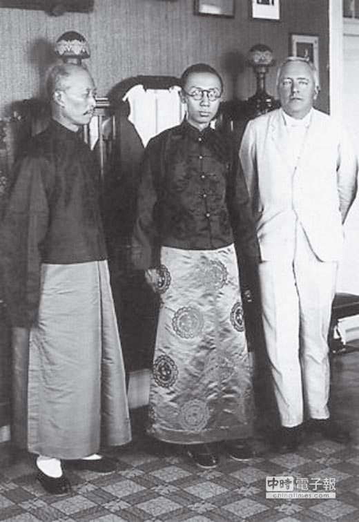 1929年溥儀（中）與鄭孝胥（左）、莊士敦（右）。（摘自網路）