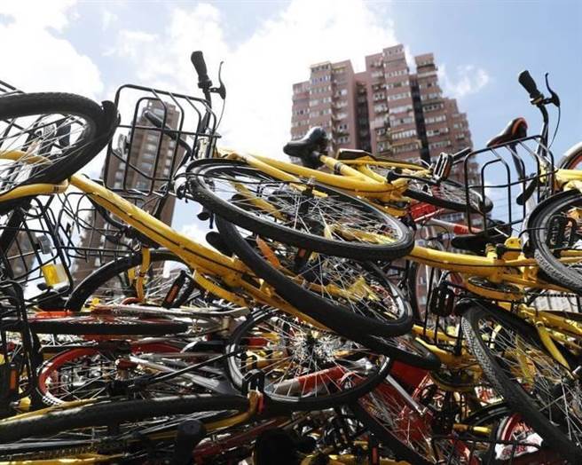 市政管理相當上軌道的上海市是大陸共享單車市場規模最大的城市，最近也面臨棄置共享單車的嚴重問題。（圖／中新網）