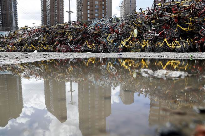 上海已開始限制投放共享單車，但是目前尚在營運的數十萬輛共享單車前途未卜，未來棄置問題更令人頭疼。（圖／中新社）