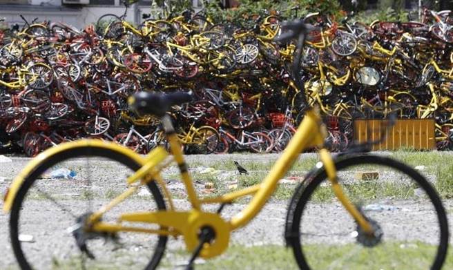 大陸的共享單車業者從開始至今尚未盈利過，業者撒錢換流量，撐不住的就不斷吸金搞融資，未來恐怕還將進行大量洗牌。（圖／中新網）