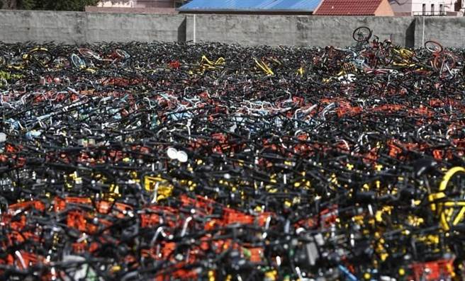 共享單車行業競爭愈來愈白熱化，退出市場與管理不善業者的棄置單車問題是市政部門始料未及。（圖／中新網）