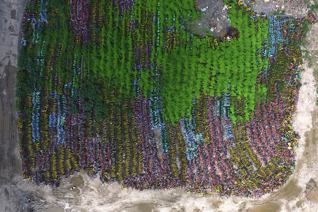 共享單車墳場的鳥瞰圖，成為特殊的都會地理景觀。（圖／中新社）