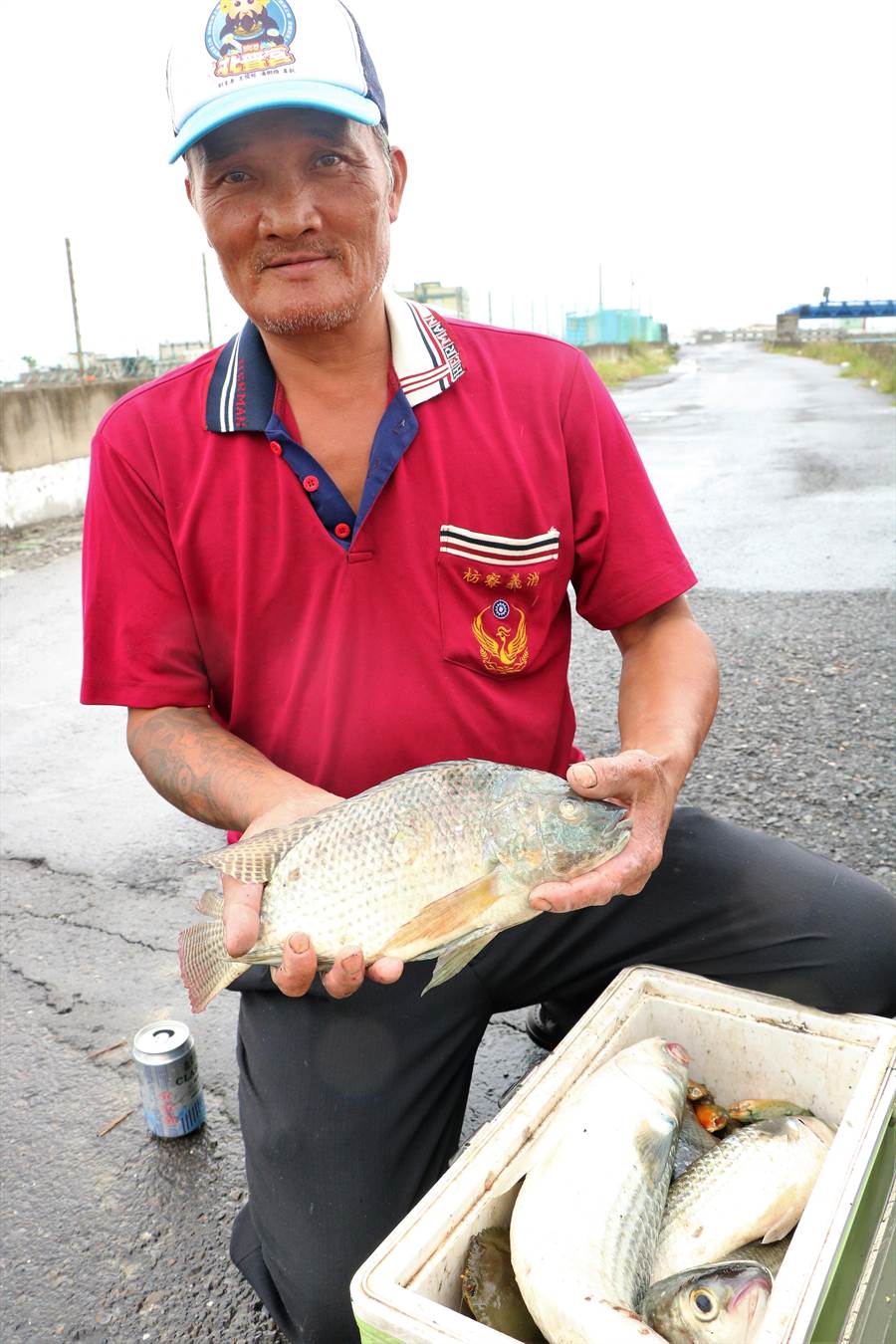 輕颱天鴿來襲佳冬鄉民下水抓河豚 生活 中時