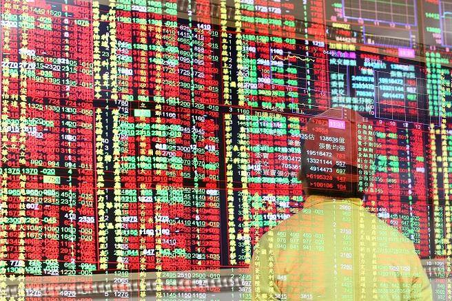 權值股領軍，台股今天續戰史上最長萬點行情。（資料照/鄧博仁攝）