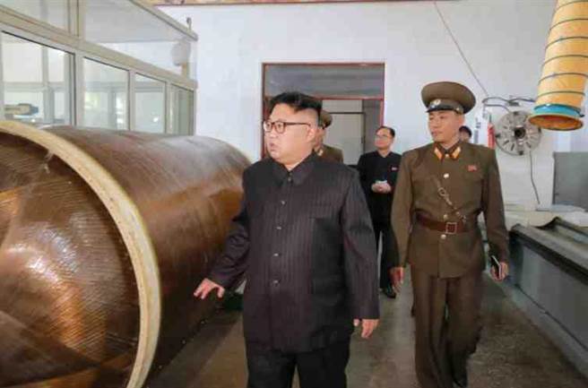 北韓官媒公布金正恩視察一間火箭工廠的照片。(圖片取自網路)
