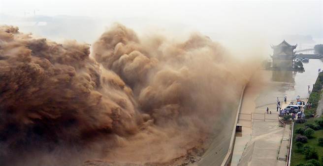 喜马拉雅山有「亚洲水塔」之称﹐为恒河、印度河、雅鲁藏布江、怒江、湄公河，长江与黄河等亚洲7大河流的发源地。中国为了满足对电力，还有摆脱火力发电的需求，近年开始狂建水坝、令下游的印度及越南等国家忧心忡忡。图为黄河小浪底水库泄洪的画面。（图/新华社）