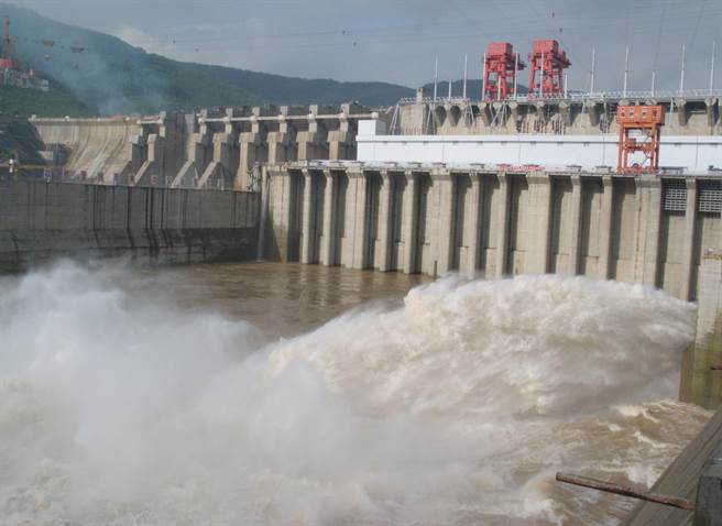 单是在湄公河上游，中国已建了7座大坝，并计画再建21座。下游国家称，中国泄洪时很少事先警告，以致让他们身受洪患之苦。除了洪患外，一般认为，中国水坝也是旱灾恶化的元凶。去年越南请中国从湄公河的云南景洪大坝开闸放水，才缓解了柬埔寨、寮国、缅甸，泰国和越南等下游国家缺水的困境。图为云南的景洪水电站。（图/新华社）