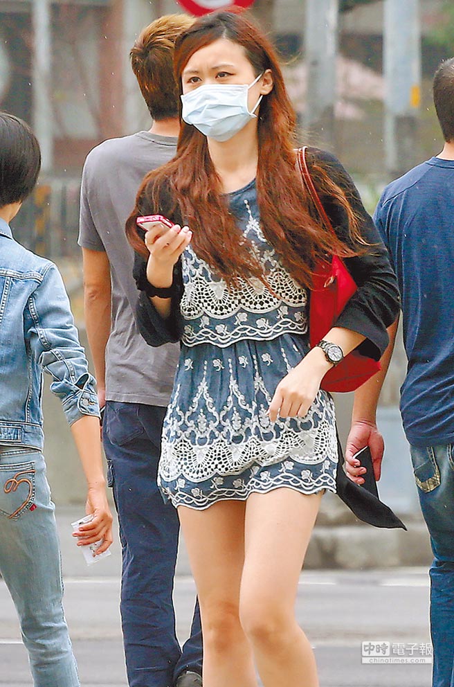 台中市區內處處可見行人戴著口罩上街。（資料照片）
