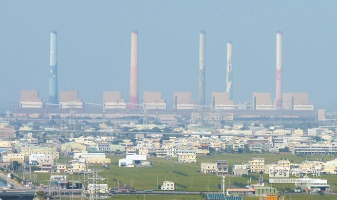 台中火力發電廠是世界第2大的火力發電廠，是主要的空氣汙染源之一，讓台中的天空經常霧茫茫。（資料照片）