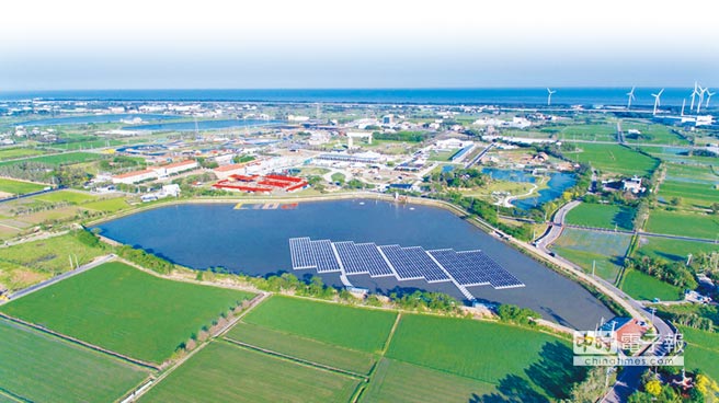桃園市政府推動埤塘光電綠能計畫，引發學者及環保團體擔憂大量太陽能電板，將造成埤塘優養化，嚴重衝擊埤塘生態景觀。（甘嘉雯翻攝）