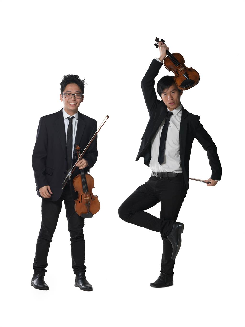 雙琴俠(TwoSet Violin)辭去在交響樂團的穩定工作，街頭露宿籌款展開世界巡演。(TwoSet Violin提供)