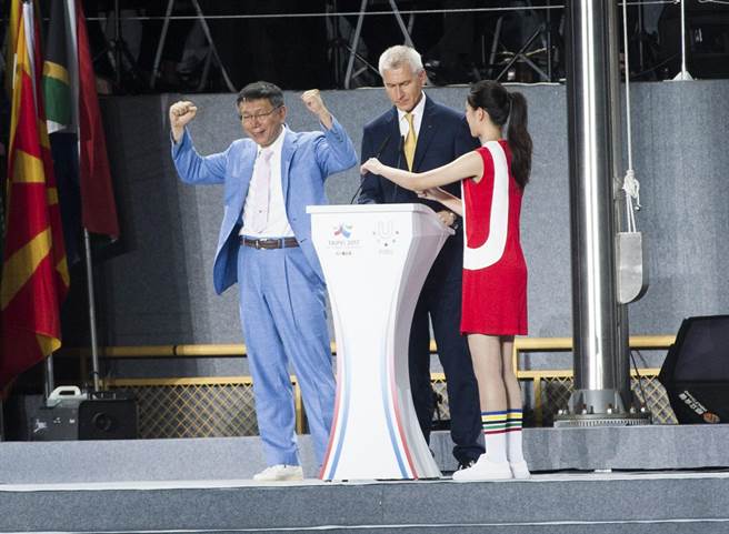 2017台北世大运闭幕典礼，台北市长柯文哲（左）以一身蓝色西装出席。（资料照／郑任南摄）