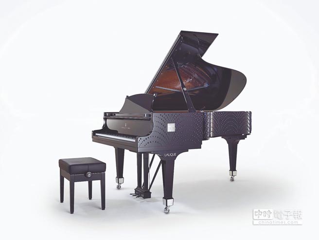 法國頂級水晶LALIQUE與德國鋼琴Steinway & Sons攜手，打造水晶鋼琴水月玲瓏。（LALIQUE提供）