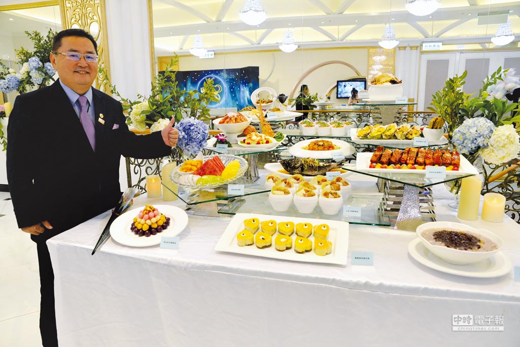星靚點花園飯店副董事長邱志義向新人推薦16,999（一路久久久）的超值婚宴，極品高檔食材，滿足味蕾與視覺的享受。圖文／黃台中