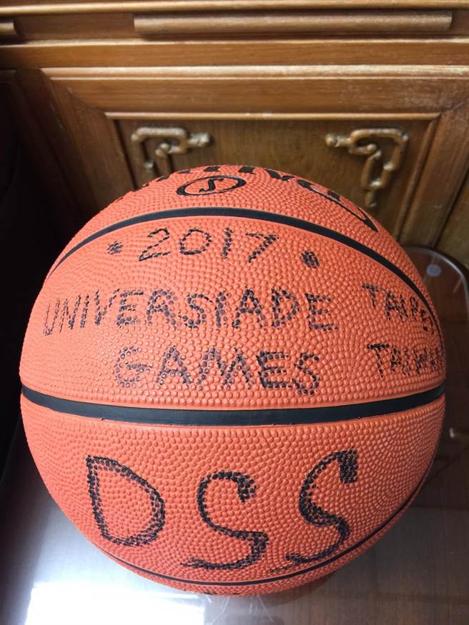 美國外交安全局致贈警政署簽名籃球。（警政署提供）