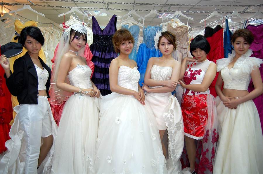 學生走秀揭示二手婚紗革新為客製婚紗的樣貌。（廖素慧攝）