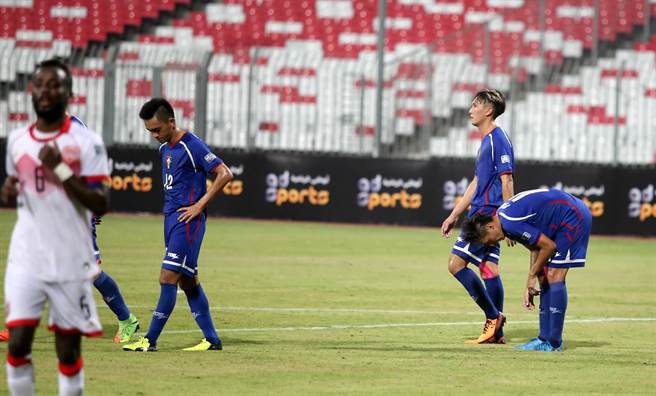 中華隊在上半場補時階段丟掉第2球，球員神情落寞。（李弘斌攝）