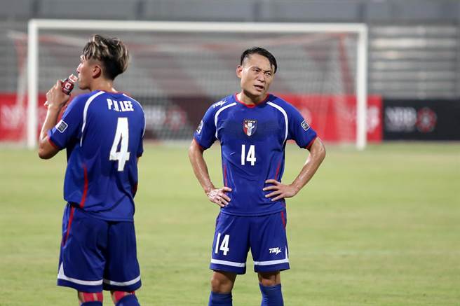 中華隊右邊衛蘇德財（右）在上半場終了時一臉茫然，不知道如何是好。（李弘斌攝）