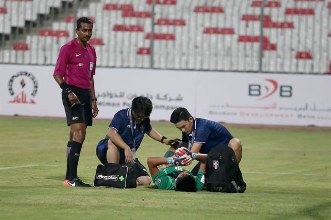 門將邱育宏上半場受傷接受治療，仍奮力疾呼全隊團結一致。（李弘斌攝）