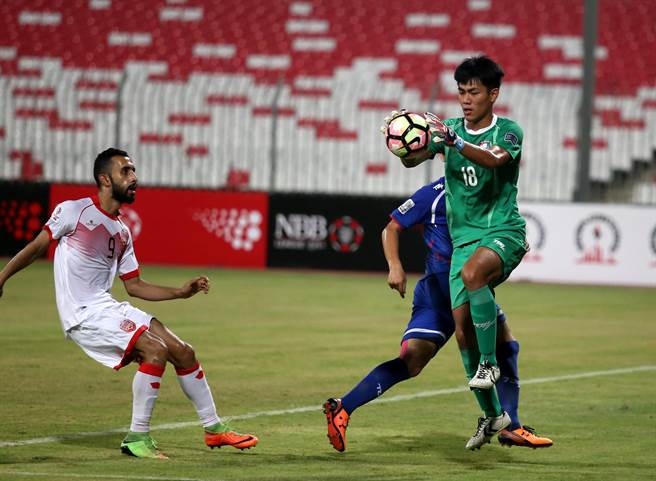 中華隊門將邱育宏（右）對巴林之戰非常忙碌。（李弘斌攝）