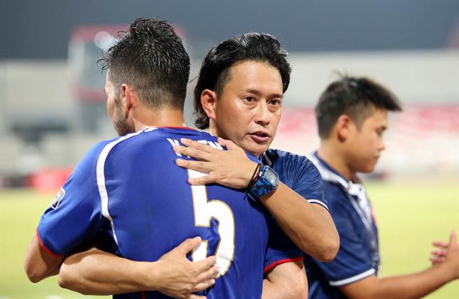 中華隊代總教頭平田礼次（右）賽後擁抱殷亞吉，也疾呼全隊團結一致。（李弘斌攝）