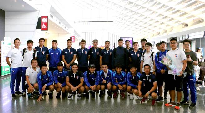 中華男足返抵國門，全隊在桃園機場入境大廳合照。（中華足協提供）