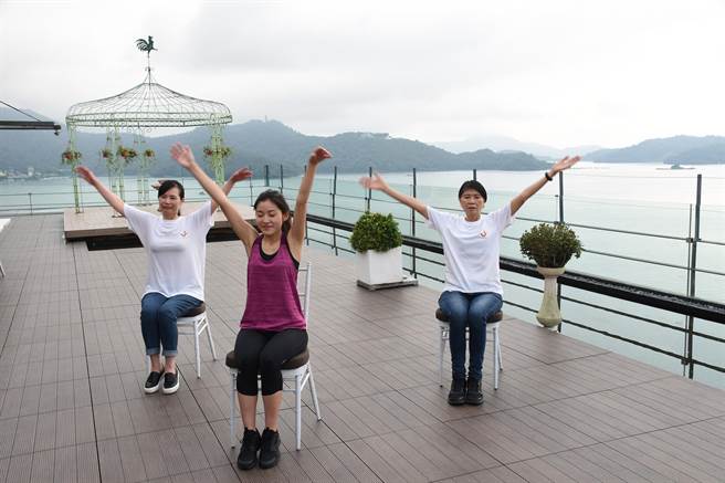 前第一夫人周美青（右）關心銀髮族，今天傍晚在日月潭雲品酒店示範錄製「能量律動健康操」影片，希望引導老人家有著規律的生活及運動。（沈揮勝攝）